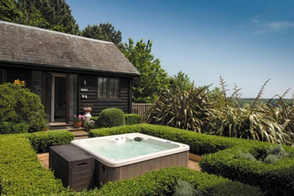 Blackthorn Is A Luxurious, Rural Retreat For Two. Apartment *